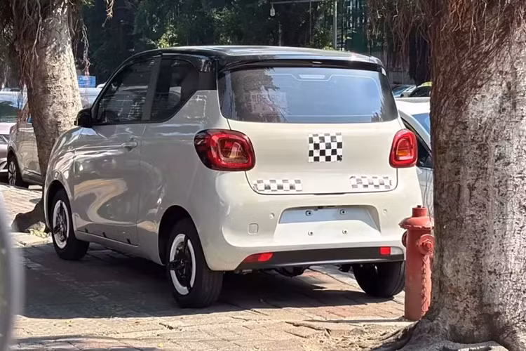 Mini EV thế hệ đầu tiên đã tạo nên cơn sốt về doanh số, phá vỡ mốc 1 triệu xe vào năm ngoái sau khi ra mắt vào năm 2020. Tuy nhiên, doanh số bán hàng hằng năm của năm ngoái đã giảm từ 404.823 xe vào năm 2022 xuống còn 237.863 xe vào năm 2023.