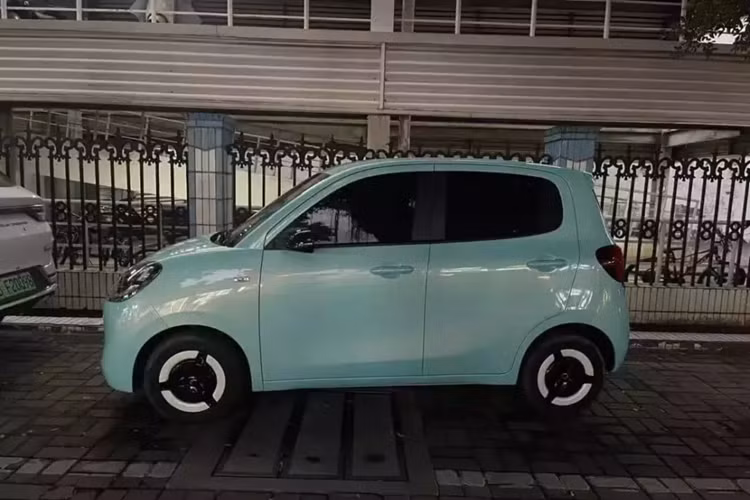 Theo thông tin khai báo của MIIT được công bố cách đây vài tháng, chúng ta biết rằng cả hai phiên bản ba cửa và năm cửa đều có kích thước là 3256, 1510 và 1578 mm cùng với chiều dài cơ sở là 2190 mm. Con số này lớn hơn so với xe thế hệ đầu tiên, có kích thước là 2920/1493/1621 mm với chiều dài cơ sở là 1940 mm.