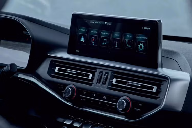 Các cấu hình cao cấp hơn như Bighorn và Laramie bổ sung thêm những tấm ốp bảo vệ được sơn đồng màu với thân xe, mâm hợp kim 18 inch, hệ thống đèn chiếu sáng dùng bóng LED toàn bộ và lưới tản nhiệt có viền chrome.