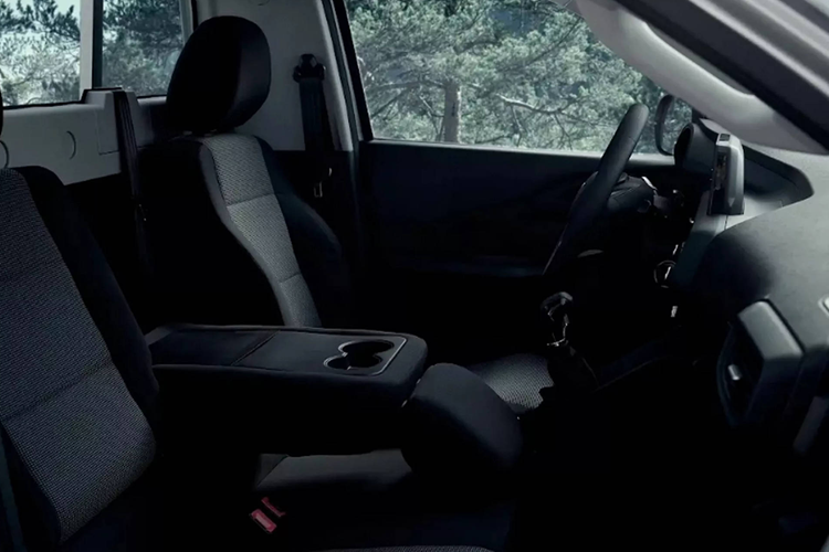 Còn lại, kiểu dáng xe hầu như không thay đổi mấy. Ram 1200 được hãng bán ra với 2 dạng thân xe là Regular Cab (cabin đơn 2 cửa) và Crew Cab (cabin kép 4 cửa), mỗi dạng đều kèm theo vài lựa chọn về chiều dài thùng hàng.