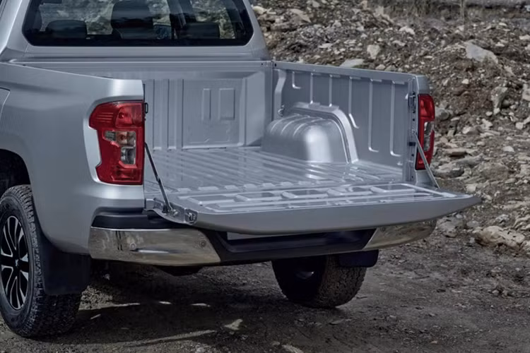 Bên trong nội thất là sự kết hợp của bảng đồng hồ analog với màn hình giải trí trung tâm 10 inch, hỗ trợ đầy đủ Android Auto và Apple CarPlay.