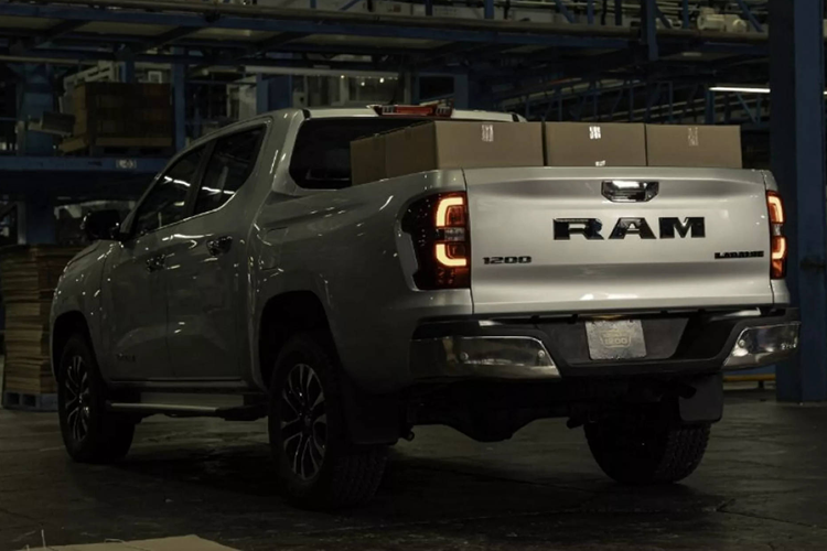 Giá xe Ram 1200 2025 khởi điểm từ 444.900 peso Mexico (khoảng 640 triệu đồng) đối với bản Tradesman Regular Cab 4×2 số sàn, cho đến cao nhất là 668.900 peso Mexico (960 triệu đồng) đối với bản Laramie Crew Cab 4×4 số tự động.