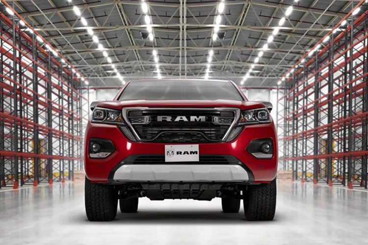 So với những mẫu xe tương tự của Fiat và Peugeot, chiếc Ram 1200 được điều chỉnh khác biệt đi nhờ vào thiết kế lưới tản nhiệt đặc trưng và huy hiệu Ram nổi bật tại nắp thùng sau.