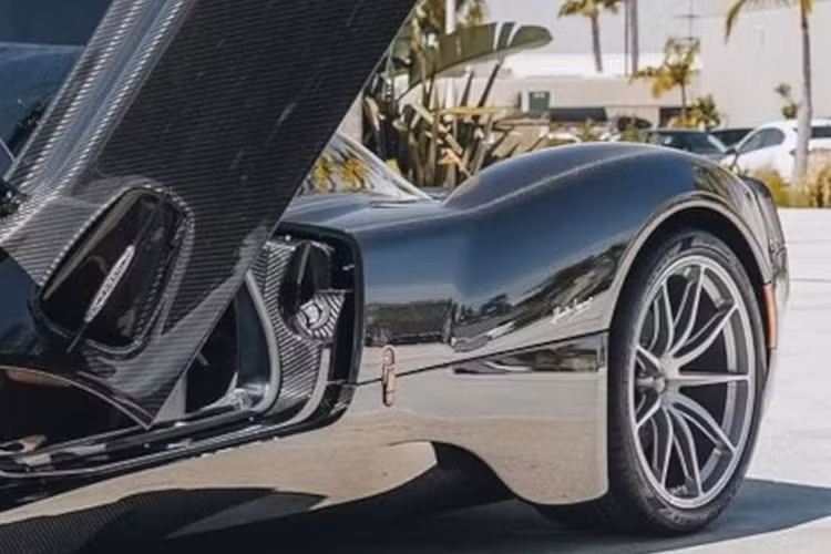 Mẫu xe còn được trang bị bộ mâm đa chấu màu bạc và trang bị cùm phanh hiệu năng cao màu vàng. Xe cũng được trang bị một đường màu carbon đỏ sẫm viền vàng chạy dọc mui xe, ngang nóc và dọc theo nắp động cơ.