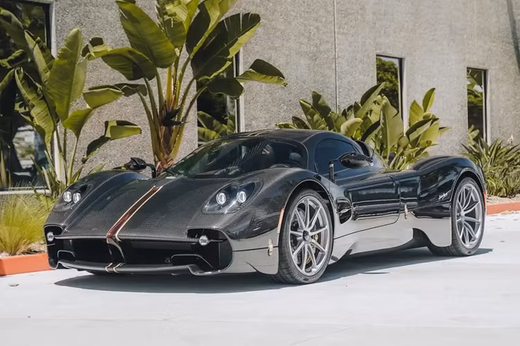 Chiếc Pagani Utopia đầu tiên ở Mỹ vừa được bàn giao đến tay khách hàng, gia nhập vào một bộ sưu tập khủng bao gồm những mẫu xe như Koenigsegg Regera, Bugatti Chiron, McLaren P1, Ferrari LaFerrari và Pagani Huayra Roadster BC.