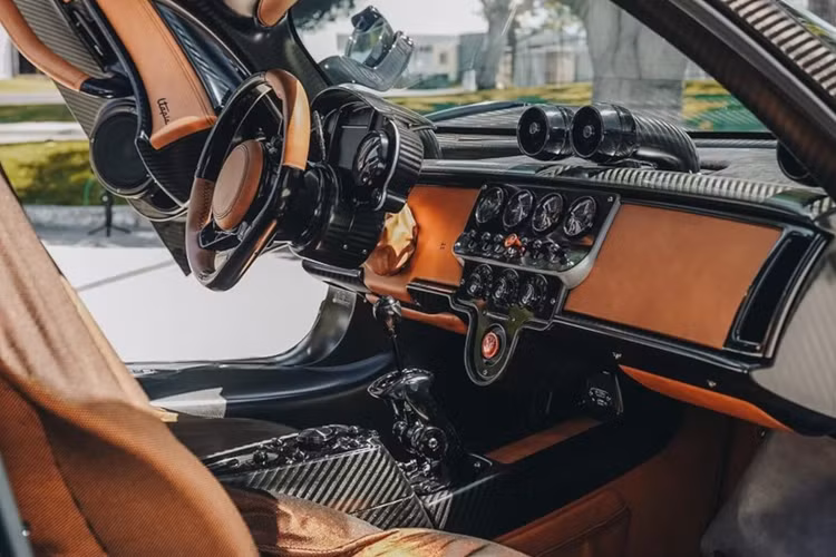 Thay vì những chi tiết ốp nhôm trong khoang nội thất của xe nguyên mẫu ban đầu, chiếc xe này đã được nâng cấp với các chi tiết được làm bằng vật liệu sợi carbon. Những chi tiết trang trí này được bố trí trên bảng điều khiển, cửa gió điều hòa, vô lăng, viền cụm đồng hồ và phần bệ tỳ tay.