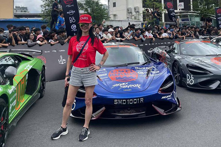 Tại hành trình siêu xe Gumball 3000 2024 mới diễn ra ở Việt Nam, có 1 thành viên nhận được sự quan tâm của nhiều người đó chính là bà Amanda Toh Steckler sở hữu McLaren 765LT Spider đến từ Singapore. Trong hành trình siêu xe lớn nhất thế giới này, phú bà điều khiển chiếc siêu xe 765LT Spider từ Việt Nam đến Singapore.
