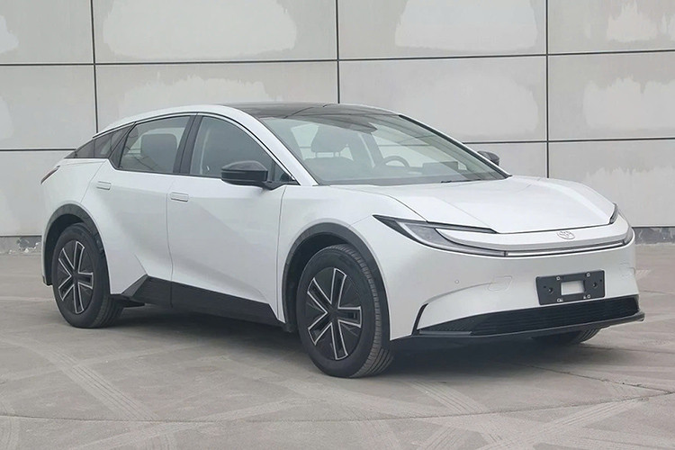  Toyota bZ3C 2025 mới là mẫu CUV thuần điện do Toyota và hai nhà sản xuất ôtô Trung Quốc là FAW và BYD hợp tác phát triển. Mẫu xe này được giới thiệu lần đầu vào tháng 4 năm nay dưới dạng phiên bản tiền sản xuất tại Triển lãm Ô tô Bắc Kinh 2024.
