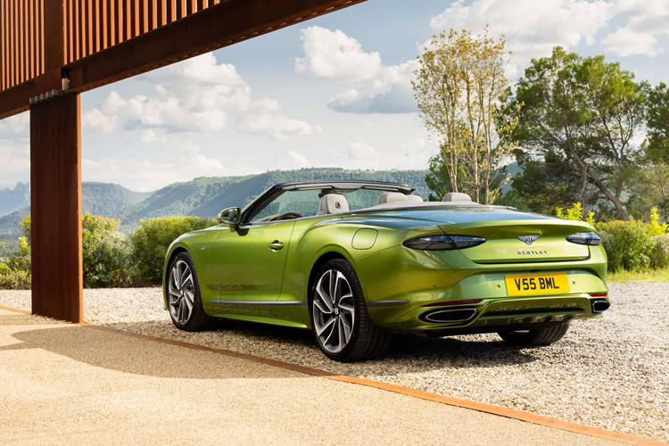 Bentley cho biết việc sản xuất và giao hàng cả GT và GTC Speed sẽ bắt đầu tại nhà máy Crewe vào quý 3 năm nay. Mức giá xe Bentley Continental GT Speed 2025 chắc hẳn sẽ được thương hiệu công bố trong thời gian tới, tuy nhiên sẽ còn tùy thuộc vào mức độ cá nhân hóa mà chủ sở hữu lựa chọn cho xe.