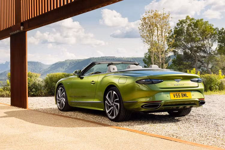 Bentley cho biết việc sản xuất và giao hàng cả GT và GTC Speed sẽ bắt đầu tại nhà máy Crewe vào quý 3 năm nay. Mức giá xe Bentley Continental GT Speed 2025 chắc hẳn sẽ được thương hiệu công bố trong thời gian tới, tuy nhiên sẽ còn tùy thuộc vào mức độ cá nhân hóa mà chủ sở hữu lựa chọn cho xe.