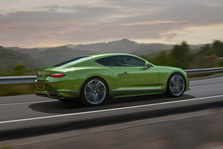 Bentley cũng giới thiệu cách phân bổ trọng lượng thiên về phía sau lần đầu tiên trong lịch sử của Continental GT với việc lắp pin phía sau góp phần tạo ra tỷ lệ phân chia phía trước và phía sau là 49:51.