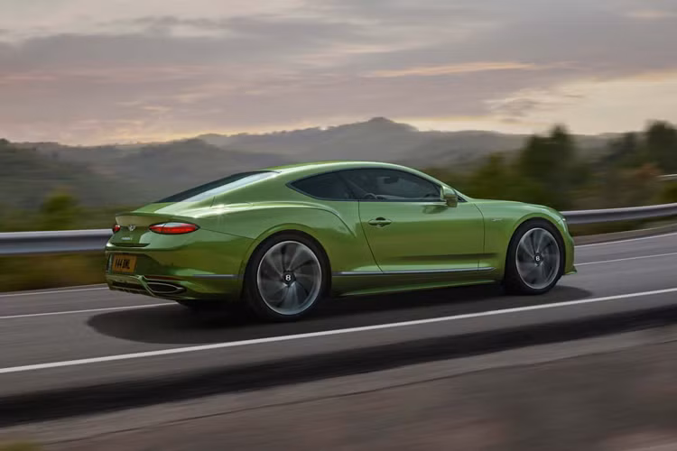 Bentley cũng giới thiệu cách phân bổ trọng lượng thiên về phía sau lần đầu tiên trong lịch sử của Continental GT với việc lắp pin phía sau góp phần tạo ra tỷ lệ phân chia phía trước và phía sau là 49:51.