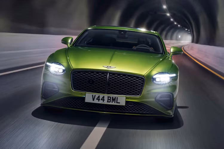 Xe được trang bị một bộ pin 25,9 kWh được gắn ở phía sau, cung cấp năng lượng cho một động cơ điện nằm giữa động cơ V8 tăng áp kép 4.0 lít và hộp số ly hợp kép tám cấp.