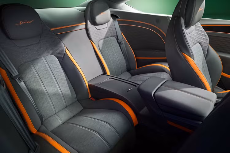 Bentley cũng đã nâng cấp chiếc Continental GT và mẫu xe có mặt trước sở hữu thiết kế đèn pha đơn mới lấy cảm hứng từ những mẫu xe được chế tạo riêng như Bacalar và Batur. Đây là chiếc Bentley sản xuất đại trà đầu tiên có đèn pha đơn kể từ S2 năm 1959.