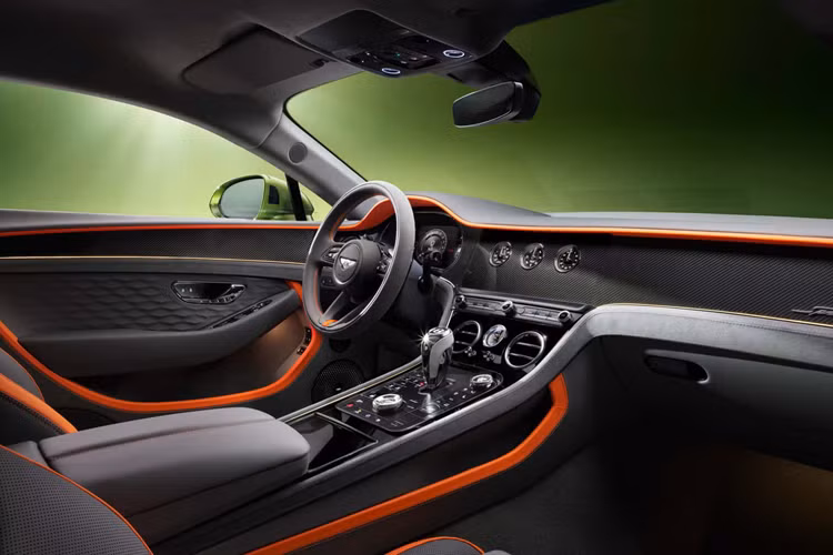 Mẫu xe được trang bị bộ tăng áp cuộn đơn mới và hệ thống phun nhiên liệu áp suất cao hơn. Bản thân động cơ này tạo ra công suất 592 mã lực và mô-men xoắn 800 Nm.