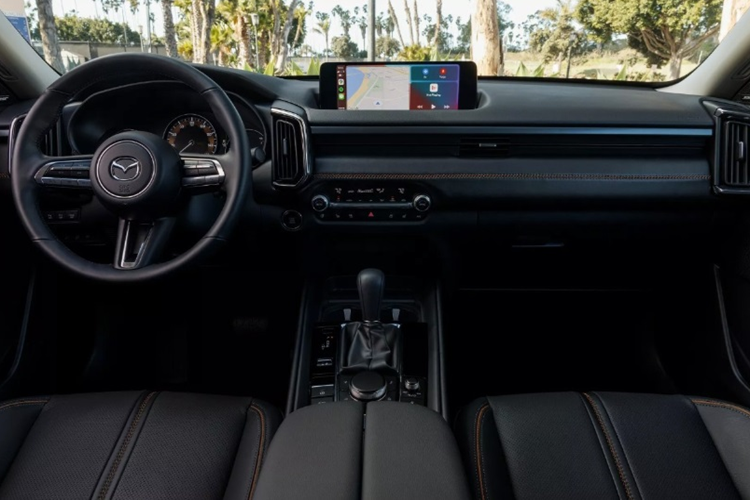 Nội thất xe sẽ có thêm tùy chọn da bọc màu đỏ là độc quyền. Ở lần nâng cấp này, Mazda CX-50 2025 còn được tích hợp thêm trợ lý ảo cá nhân Alexa ở tất cả các biến thể. 