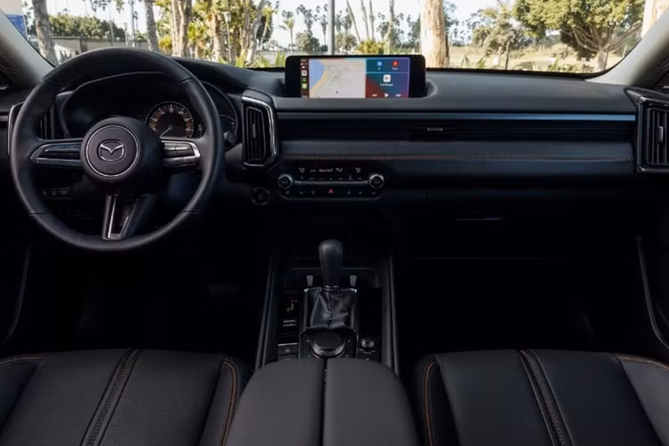 Nội thất xe sẽ có thêm tùy chọn da bọc màu đỏ là độc quyền. Ở lần nâng cấp này, Mazda CX-50 2025 còn được tích hợp thêm trợ lý ảo cá nhân Alexa ở tất cả các biến thể. 
