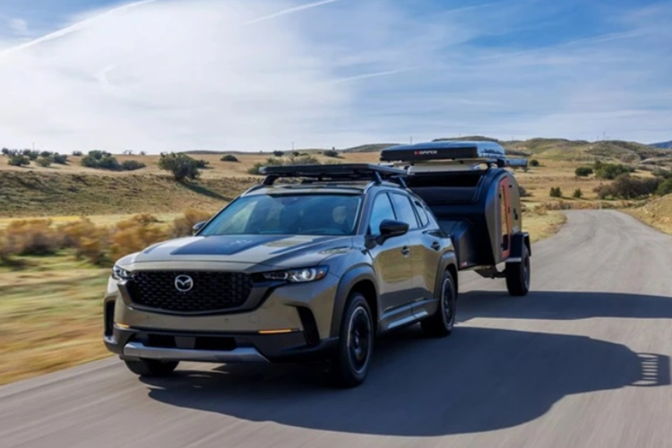 Tại Mỹ, mức giá xe Mazda CX-50 2025 bản tiêu chuẩn khởi điểm từ 30.300 USD (770,4 triệu đồng). Trong khi đó, bản hybrid có giá khởi điểm là 33.970 USD (863,7 triệu đồng). Phiên bản chạy xăng sẽ bắt đầu có mặt tại các đại lý ở Mỹ vào tháng tới nhưng khách hàng mua CX-50 bản Hybrid dự kiến phải đợi đến cuối năm mới được nhận xe.