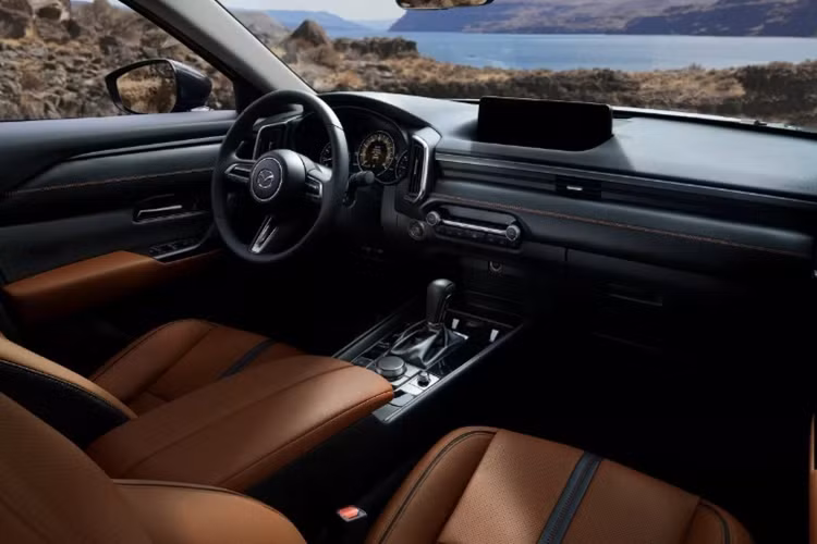 Mazda còn cho biết, chiếc crossover có "trải nghiệm lái mượt mà và tinh tế" cũng như khả năng kéo lên đến 680 kg. Về mặt thiết kế, CX-50 Hybrid và bản thường không có nhiều khác biệt. Bản hybrid có cản trước được cải tiến và mâm xe là loại hợp kim 17 hoặc 19 inch.