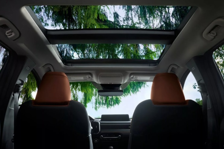 Xe cũng được trang bị thêm các tính năng an toàn tiêu chuẩn như: cảnh báo người dùng mở cửa xe phía sau, tính năng hỗ trợ phanh thông minh được cải tiến có khả năng phát hiện người đi bộ vào ban đêm cũng như công nghệ giảm thiểu va chạm trực diện.