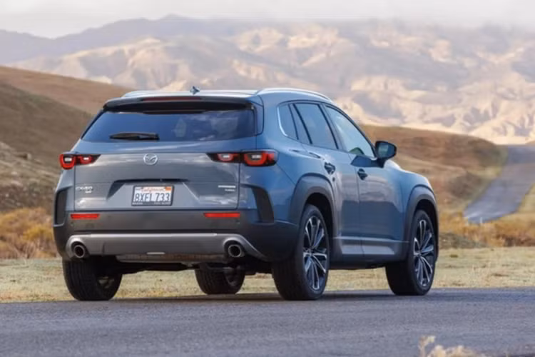 Cung cấp sức mạnh cho Mazda CX-50 2025 bản thường vẫn là hai tùy chọn động cơ. Thứ nhất là động cơ 2.5L 4 xy-lanh cho công suất 187 mã lực và 251 Nm mô-men xoắn. Thứ hai là động cơ 2.5L tăng áp cho công suất 256 mã lực và 433 Nm mô-men xoắn.