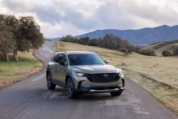 Theo công bố của hãng xe Nhật Bản, phiên Mazda CX-50 2025 bản hybrid mới này có mức tiêu thụ nhiên liệu chỉ khoảng 6,19 L/100km trong chu trình kết hợp, giúp người lái tiết kiệm khoảng 575 USD (1,4 triệu đồng) chi phí nhiên liệu mỗi năm.