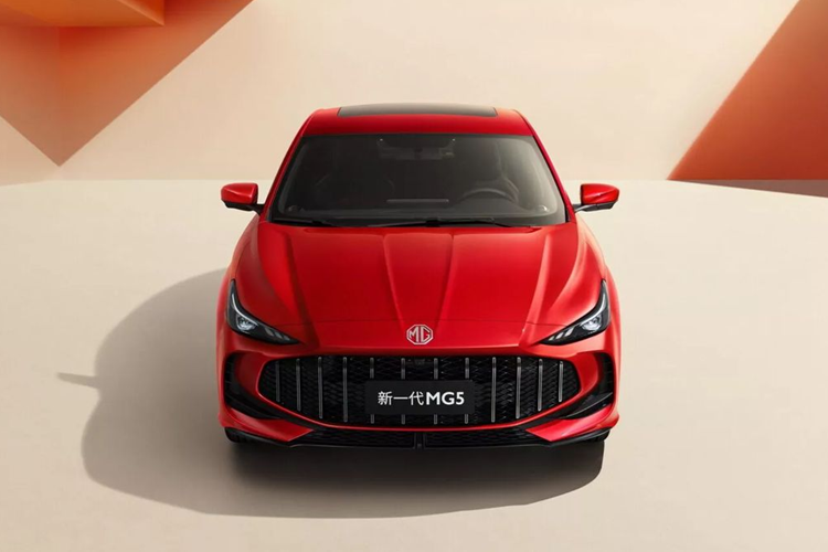 MG5 bản cập nhật vẫn được giữ nguyên kiểu dáng cơ bắp của phiên bản tiền nhiệm nhưng được thiết kế lại phần đầu và đuôi xe. Cụ thể, lưới tản nhiệt ở đầu xe được làm rộng hơn và viền đen bao quanh đã được loại bỏ.