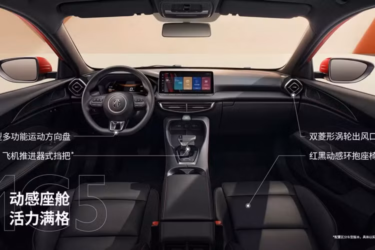 Cụm đèn pha kiểu tam giác sắc cạnh được trang bị dải đèn LED đôi phía bên trong, đi kèm hốc thông gió hai bên yếm trước giúp tăng thêm phần thể thao. Ở phía sau, đèn hậu đã được kéo dài hơn và khuếch tán gió cản sau mới được làm đồng màu với ngoại thất.