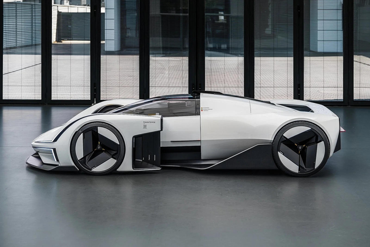 Thiết kế gợi nhớ đến Aston Martin Valkyrie kết hợp với Polestar 6 . Đèn pha tách đôi và phía sau hình chữ nhật là những yếu tố nổi bật bên cạnh việc toàn bộ buồng lái mở ra để bước vào xe.