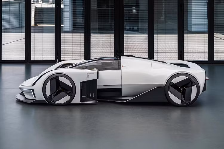 Thiết kế gợi nhớ đến Aston Martin Valkyrie kết hợp với Polestar 6 . Đèn pha tách đôi và phía sau hình chữ nhật là những yếu tố nổi bật bên cạnh việc toàn bộ buồng lái mở ra để bước vào xe.