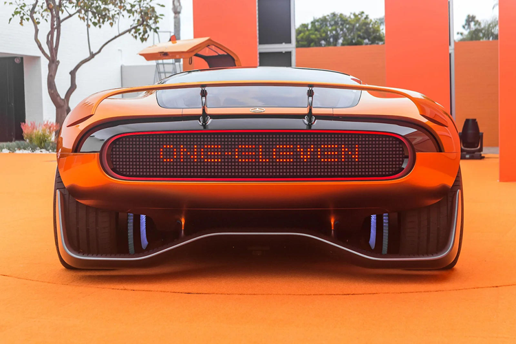 Nằm thấp với thiết kế cabin hướng về phía trước, chiếc xe được sơn màu cam đồng đậm và có hệ thống đèn LED nổi bật. Những nét tương lai tiếp tục xuất hiện trong nội thất, nơi cách phối màu hào nhoáng và nhà kính lấy cảm hứng từ thời đại không gian, giống thứ gì đó của thập niên 90 hơn là một chiếc Benz thời hiện đại.