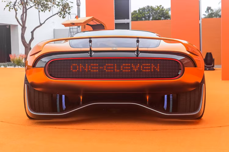 Nằm thấp với thiết kế cabin hướng về phía trước, chiếc xe được sơn màu cam đồng đậm và có hệ thống đèn LED nổi bật. Những nét tương lai tiếp tục xuất hiện trong nội thất, nơi cách phối màu hào nhoáng và nhà kính lấy cảm hứng từ thời đại không gian, giống thứ gì đó của thập niên 90 hơn là một chiếc Benz thời hiện đại.