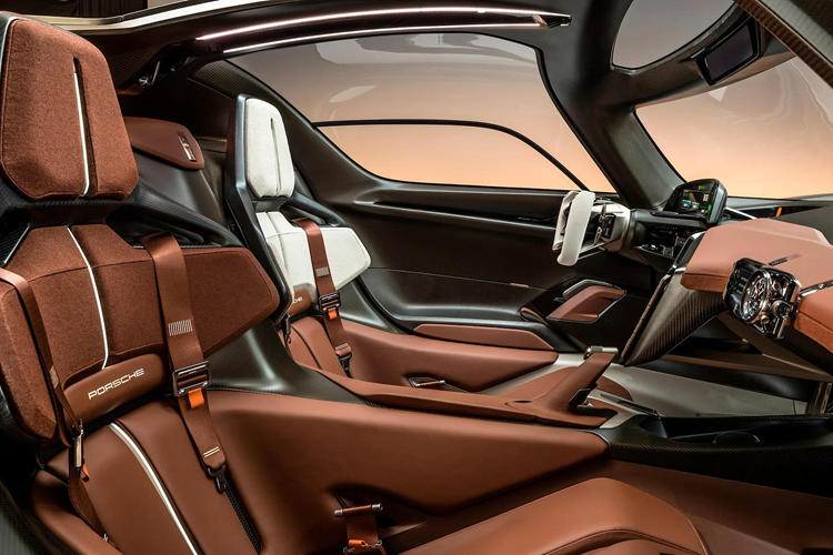 Cửa Le Mans, mái vòm kính từ 917, đèn pha xếp chồng tương tự 906, 908, 918 Hybrid và 919 Hybrid khiến chiếc xe giữ nguyên chất Porsche quen thuộc. Vì đây là chiếc xe của tương lai nên điều này có nghĩa là nó sẽ chạy hoàn toàn bằng điện, sử dụng kiến trúc điện 900 volt.