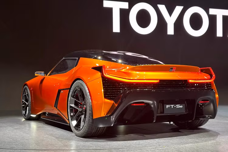 Được tiết lộ tại Japan Mobility Show 2023, FT-Se cũng sẽ mở đầu cho kỷ nguyên xe thể thao thế hệ mới của Toyota với hệ thống truyền động hoàn toàn bằng điện đi kèm pin thể rắn cho phạm vi hoạt động hơn 800 km trong một lần sạc đầy. Toyota từng hứa hẹn sẽ cho ra mắt bản hoàn thiện của FT-Se vào năm 2027 để bán ra thị trường.