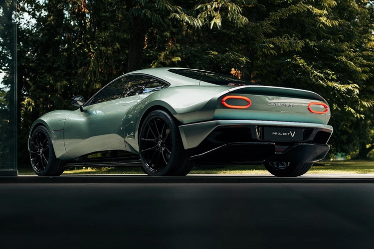 Chiếc xe này còn có tỷ lệ uyển chuyển, thanh lịch mà một mẫu xe thể thao của Anh phải có. Caterham đang hướng tới thời điểm bán ra bản hoàn thiện cuối năm 2025, đầu năm 2026.