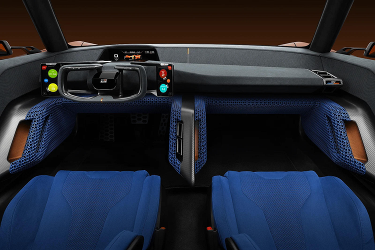 Bên cạnh vẻ ngoài nổi bật, nó còn có nội thất màu xanh kết hợp xám đặc trưng hiện đại/tương lai, vô-lăng kiểu yoke và bề mặt tổ ong màu xanh độc đáo.