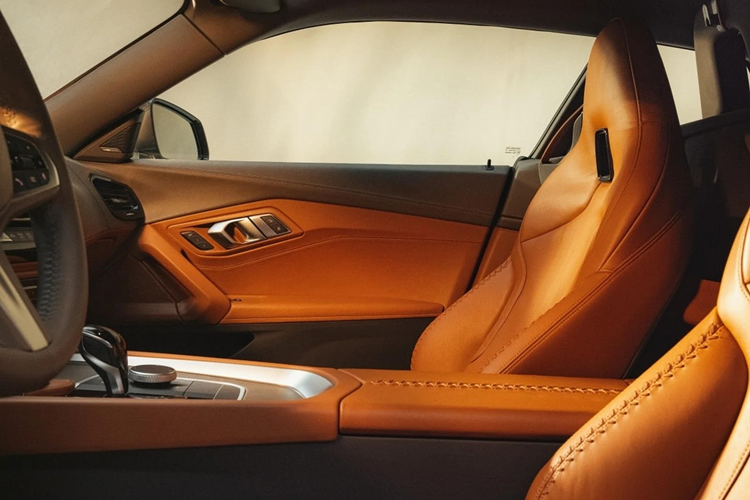 Chỉ trang bị động cơ 6 xy-lanh, đây là mẫu thiết kế hướng tới sự sang trọng và thoải mái khi đi đường trường nhiều hơn hiệu năng vận hành.