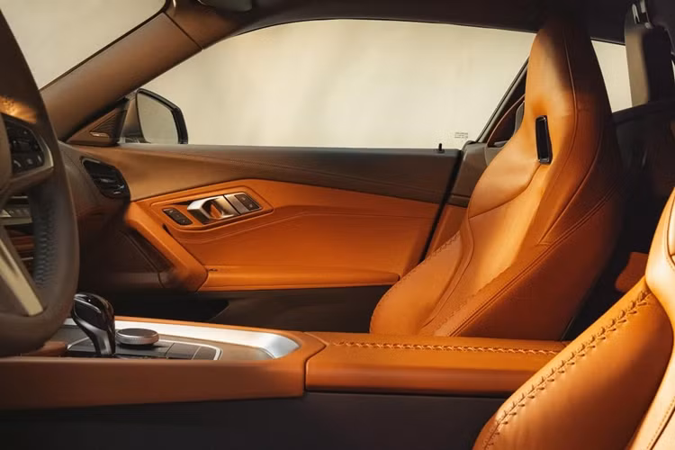 Chỉ trang bị động cơ 6 xy-lanh, đây là mẫu thiết kế hướng tới sự sang trọng và thoải mái khi đi đường trường nhiều hơn hiệu năng vận hành.