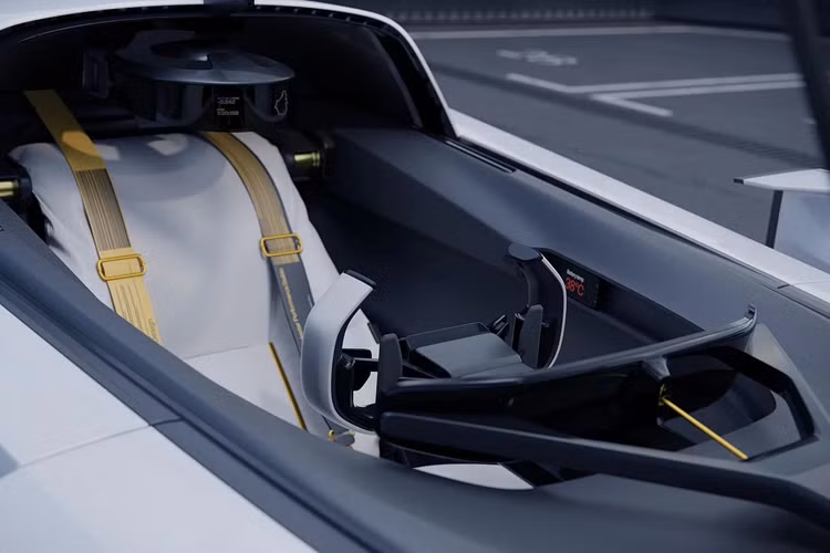 Synergy do 3 nhà thiết kế cùng tạo nên, mỗi người đóng góp những ý tưởng khác nhau cho dự án, với ngoại thất lấy cảm hứng từ cá mập đầu búa và các vật liệu có tuổi thọ bền bỉ theo thời gian. Nội thất chỉ có một chỗ ngồi dựa trên khái niệm “sự thoải mái và khả năng kiểm soát”.