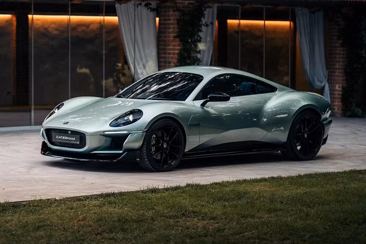  Caterham Project V Đây là một mẫu xe thể thao thuần điện với mô-tơ mạnh 268 mã lực đặt ở cầu sau, tầm di chuyển tối đa khoảng 322 km, chỗ ngồi 2+1 hoặc 2+2 và khối lượng chưa tới 1,230 tấn. Điều này có nghĩa là Caterham Project V nhẹ hơn Subaru BRZ hoặc Toyota GR86, chỉ nặng hơn Mazda MX-5 Miata chút xíu và mạnh hơn tất cả những chiếc xe này