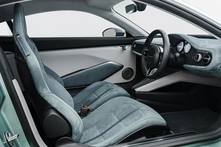 Việc giữ cho xe có khối lượng thấp là tiêu chí hàng đầu trong thiết kế của Caterham, thậm chí còn quan trọng hơn so với tiêu chí đạt công suất cao từ việc nhồi thêm nhiều hơn 1 mô-tơ điện hoặc đi được xa bằng pin dung lượng lớn.