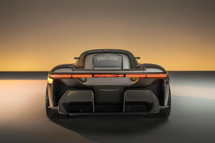 Porsche muốn nó trở thành chiếc xe thuộc diện chạy hợp pháp trên đường (không phải xe đua chạy track) có thể hoàn tất một vòng quanh đường đua Nurburgring Nordschleife trong thời gian nhanh nhất.