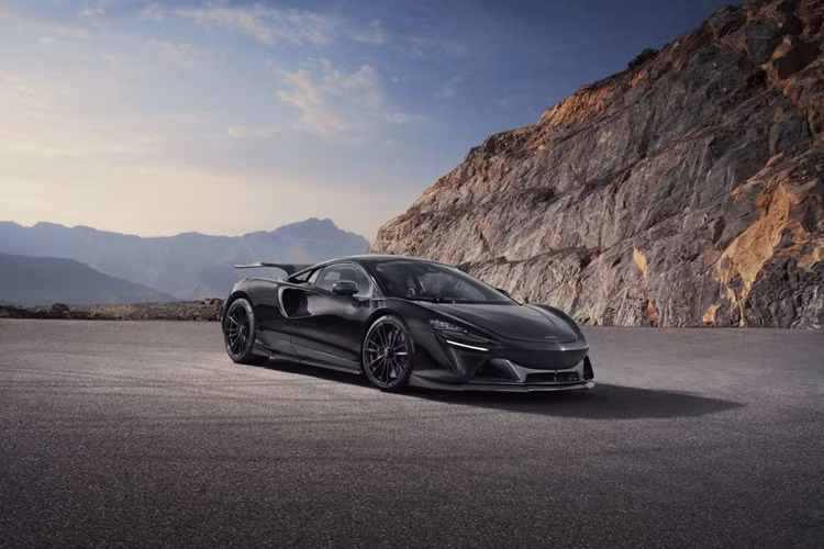 Hệ thống xả này đã được hiệu chỉnh trong quá trình thử nghiệm rộng rãi và có thể lựa chọn bằng thép không gỉ hoặc thậm chí là phiên bản hoàn thiện bằng vật liệu Iconel được mạ vàng nguyên chất 999 và hệ thống xả Novitec có đường kính 105 mm.