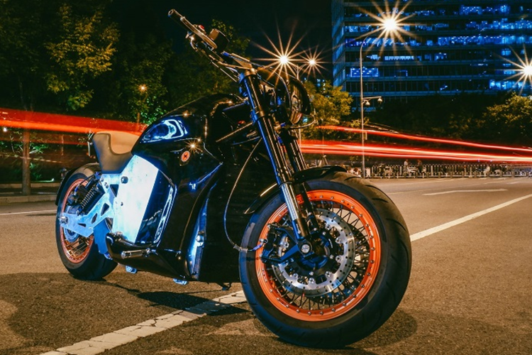 Cung cấp sức mạnh cho xe là mô tơ điện có công suất 120 mã lực và mô-men xoắn 220 Nm. Động cơ điện này kết hợp cùng bộ pin lithium-ion 29,8 kWh. Xe máy điện Evoke 6061-GT có khả tăng tốc từ 0 lên 100 km/h chỉ trong 3,6 giây, đạt tốc độ tối đa 229 km/h, ngang với những mẫu xe máy phân khối lớn.