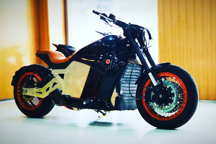 Cùng với việc đảm bảo sạc nhanh, điện áp cao tối đa 336.0v trên bộ pin của nó cũng cho phép cung cấp năng lượng cao. Xe máy điện 6061-GT mang dáng dấp hầm hố, khá cơ bắp và đồ sộ. Xe có màn hình TFT 7 inch với kết nối Bluetooth và Wi-Fi, đồng thời có hệ thống dẫn đường Ride-by-wire, ABS và hệ thống giám sát áp suất lốp.