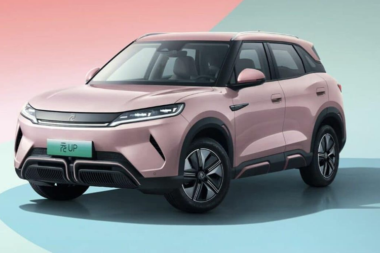 Theo JustAuto, sự bùng nổ của ngành công nghiệp ôtô ở Trung Quốc đã khiến tỷ lệ sản xuất trung bình tại các nhà máy lắp ráp ôtô nước này chỉ đạt 59%. Trong khi mức độ ổn định tối thiểu để các nhà máy duy trì sản xuất là 70-80% công suất. Tại thị trường Trung Quốc, mảng xe điện hiện đang được BYD độc chiếm.