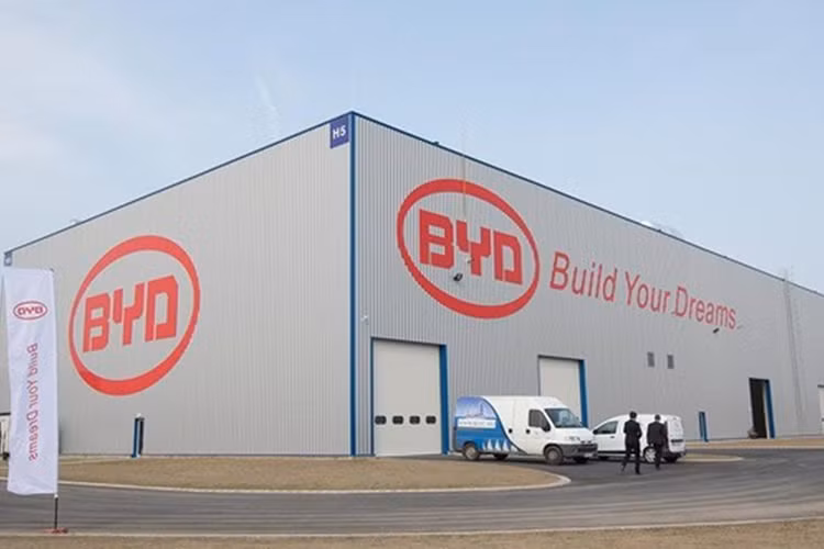 Lợi nhuận từ một chiếc xe mà Tesla thu về là 8.235 USD, gấp gần 7 lần so với BYD. May mắn thay, hãng xe BYD có đủ thị phần, dù lợi nhuận nhỏ nhưng doanh thu nhanh và tổng doanh thu đạt yêu cầu.