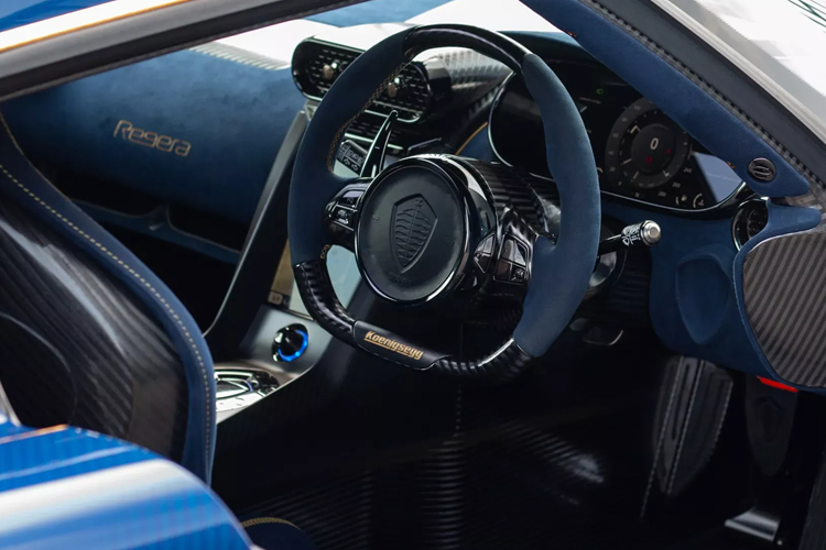 Koenigsegg đã sử dụng đúng lá vàng thật trên bộ chia gió phía trước, cánh mũi, các chi tiết trang trí trên cản trước, sọc trên mui xe và dọc theo ốp sườn. Mẫu xe còn có phần vàng lá được trang trí ở hai bên cửa sổ nhỏ phía sau.