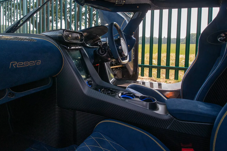 Xe còn được trang bị một bộ mâm xe tinh xảo được mạ vàng và nắp trung tâm được nhuộm màu đen làm tăng thêm diện mạo ấn tượng của ngoại thất. Nhằm tăng độ ăn nhập giữa các chi tiết ngoại thất, chiếc xe còn được trang bị thêm bộ cùm phanh màu xanh lam.