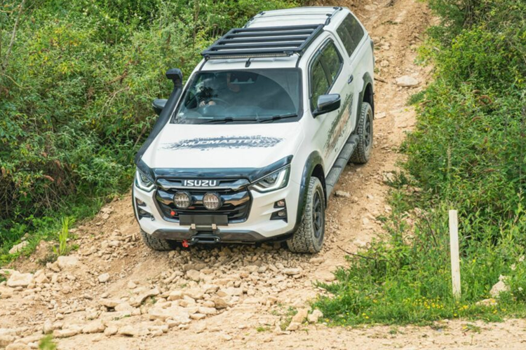 Chiếc xe tải còn có thêm tấm ốp, tấm ốp bảo vệ gầm xe bằng thép, tấm chắn gió, phần mở rộng chắn bùn, bậc bước lên xe, logo Isuzu màu trắng và decal Mudmaster ở hai bên.